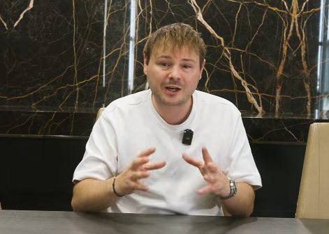 Frame from the Odin Digital ad: Lucas Durante speaking at a table against black marble.